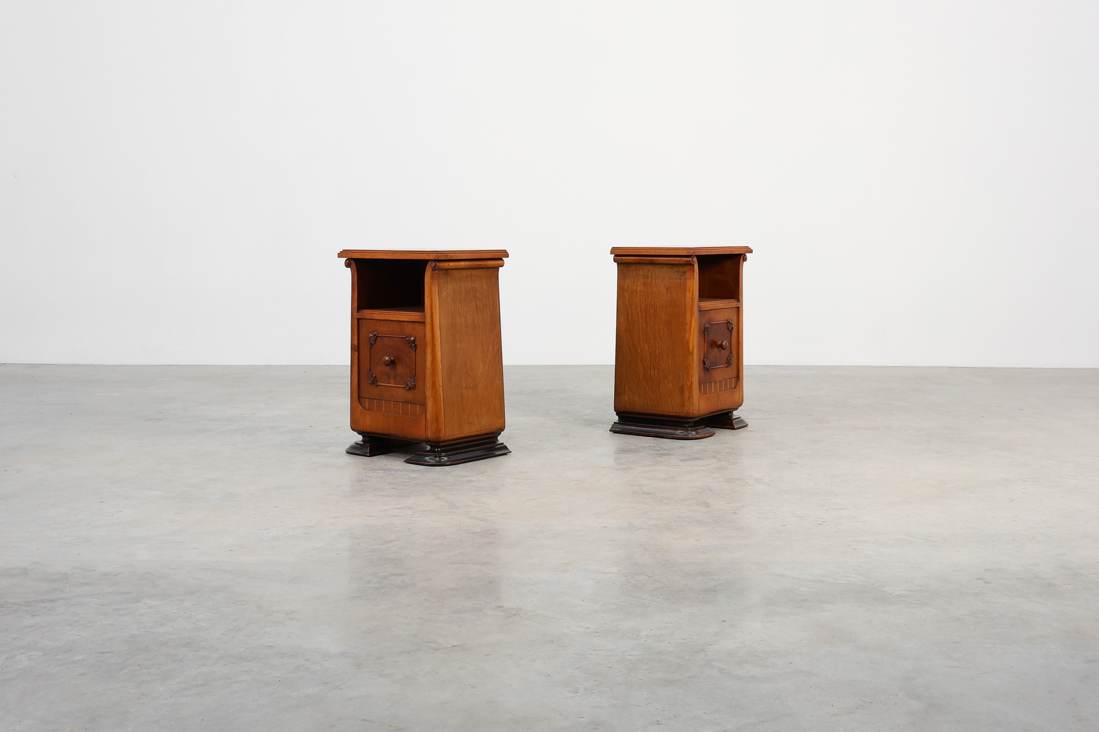 Set of Two Wooden Art Deco Nightstands, Italy 1920sthumbnail